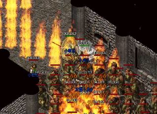 在玩传奇私服的时候，建议先找人组队，再去挑战boss